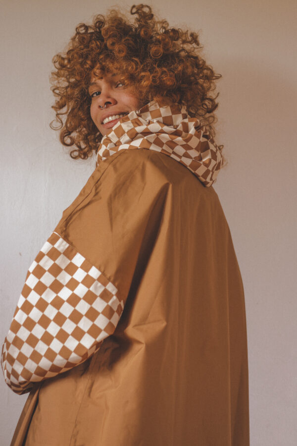 image00002 Poncho de pluie long - Damier marron