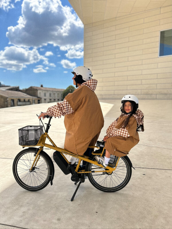 image00104 Poncho de pluie long - Damier marron