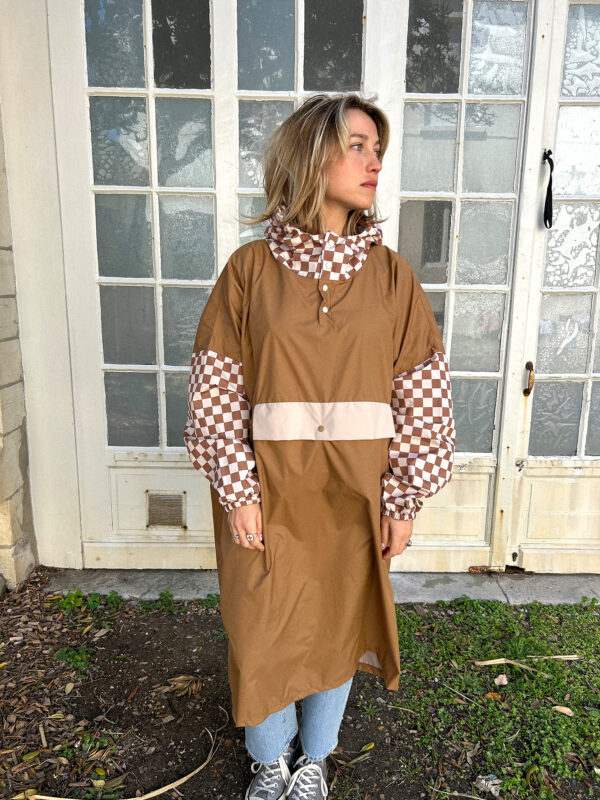 image00279 Poncho de pluie long - Damier marron