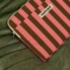 Housse d'ordinateur - Rayures funky pink olive