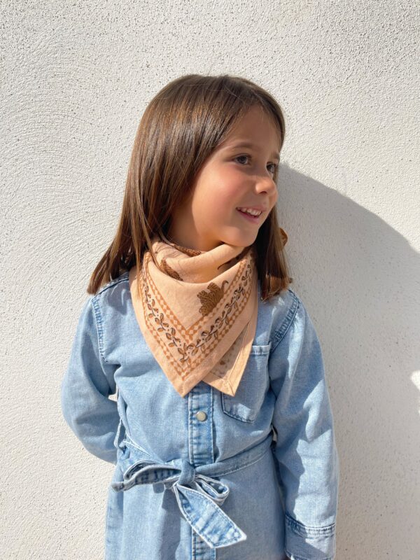 foulard-oscar-indien-blockprint-enfant-tigre-peche-milinane-porte Foulard Oscar - Tigre pêche