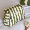trousse-de-toilette-pour-femme-et-enfant-rayure-verte-coeur-violet-personnalisable-stripe-and-love Trousse de toilette Jade - Vert