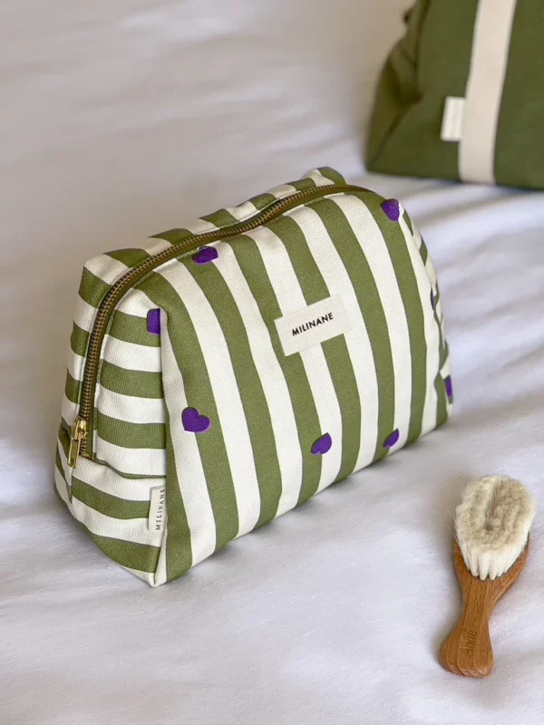 trousse-de-toilette-pour-femme-et-enfant-rayure-verte-coeur-violet-personnalisable-stripe-and-love Trousse de toilette Jade - Vert