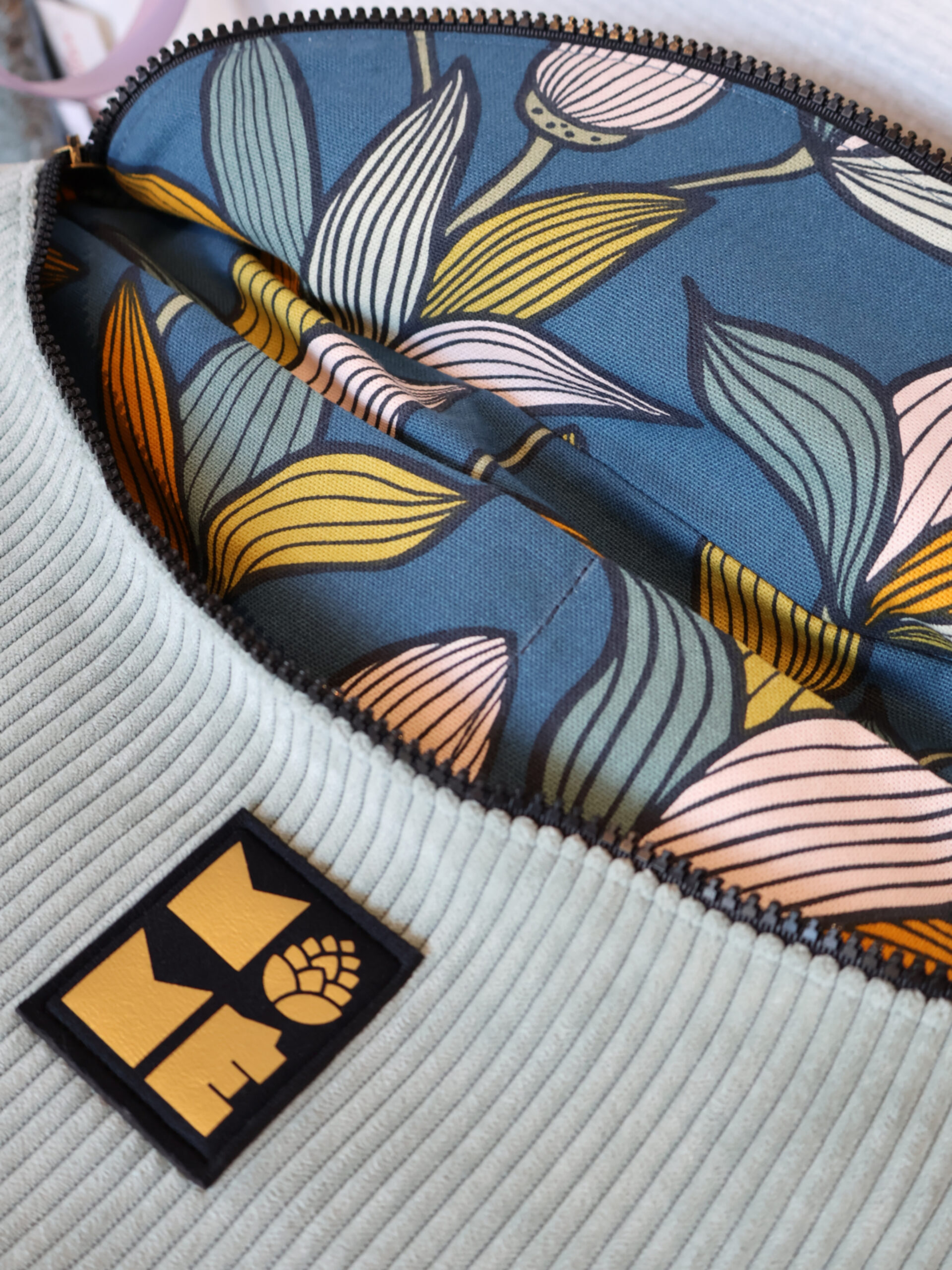 BANANE-BLEU-VELOURS-ZOOM