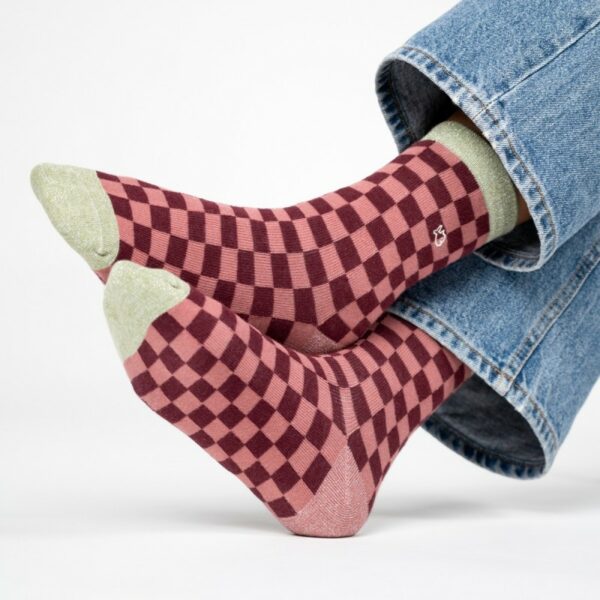 chaussettes-en-coton-peigne-carreaux-bordeaux-et-rose (1) Chaussettes à carreaux pour femmes