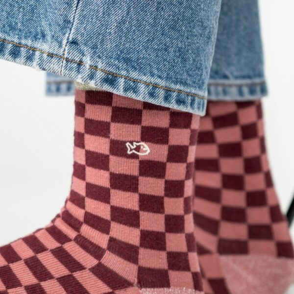 chaussettes-en-coton-peigne-carreaux-bordeaux-et-rose (2) Chaussettes à carreaux pour femmes