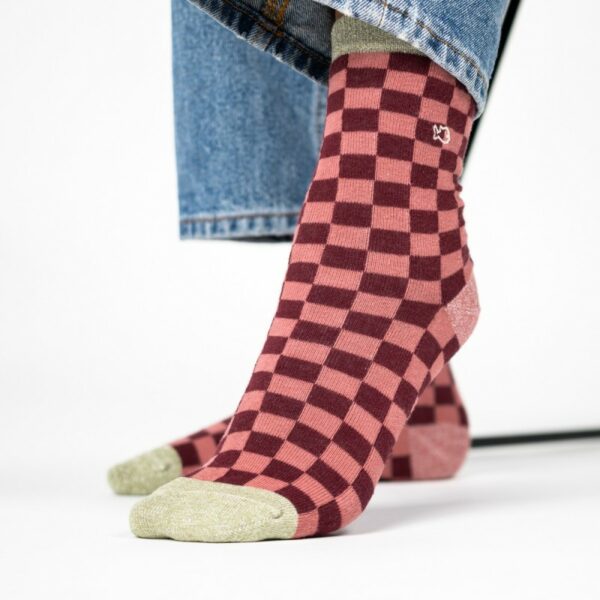 chaussettes-en-coton-peigne-carreaux-bordeaux-et-rose (3) Chaussettes à carreaux pour femmes