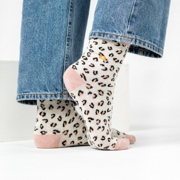 chaussettes-en-coton-peigne-leopard-blanc-et-rose (1) Chaussettes en coton peigné léopard - femmes