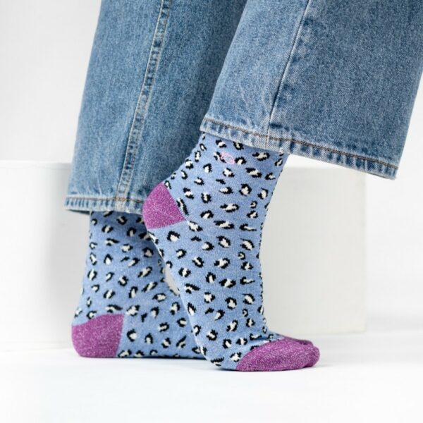 chaussettes-en-coton-peigne-leopard-bleu-et-violet (1) Chaussettes en coton peigné léopard - femmes