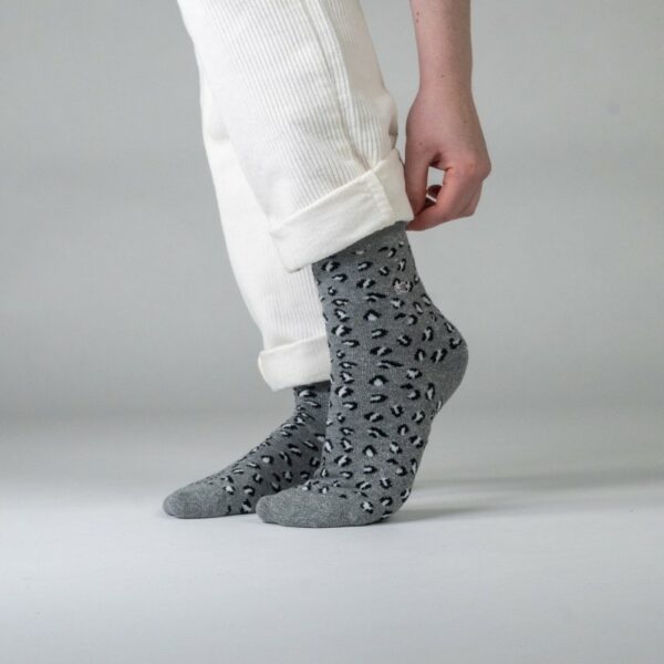 chaussettes-en-coton-peigne-leopard-gris (1) Chaussettes en coton peigné léopard - femmes