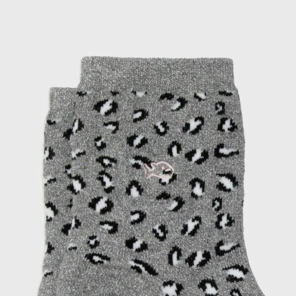 chaussettes-en-coton-peigne-leopard-gris (2) Chaussettes en coton peigné léopard - femmes