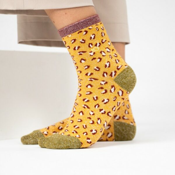chaussettes-en-coton-peigne-leopard-jaune-et-bordeaux (1) Chaussettes en coton peigné léopard - femmes