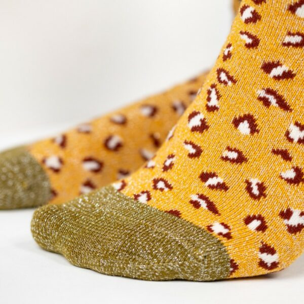 chaussettes-en-coton-peigne-leopard-jaune-et-bordeaux (2) Chaussettes en coton peigné léopard - femmes