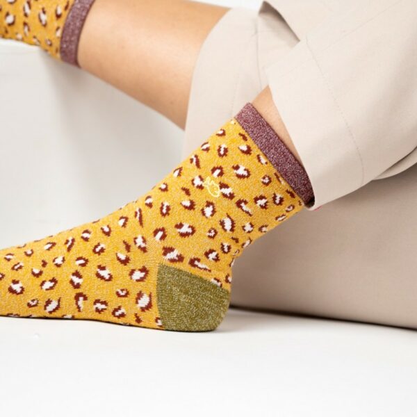 chaussettes-en-coton-peigne-leopard-jaune-et-bordeaux (3) Chaussettes en coton peigné léopard - femmes