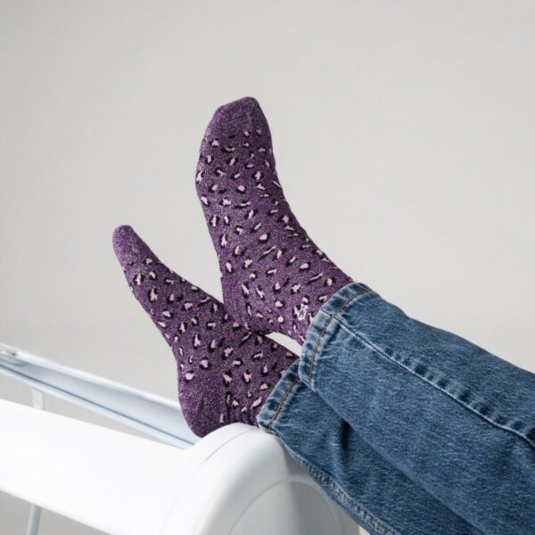 chaussettes-en-coton-peigne-leopard-prune (1) Chaussettes en coton peigné léopard - femmes