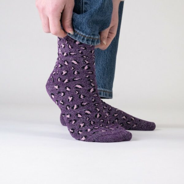 chaussettes-en-coton-peigne-leopard-prune (2) Chaussettes en coton peigné léopard - femmes