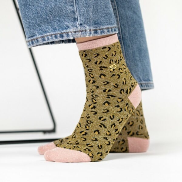 chaussettes-en-coton-peigne-leopard-vert-olive-et-rose (1) Chaussettes en coton peigné léopard - femmes