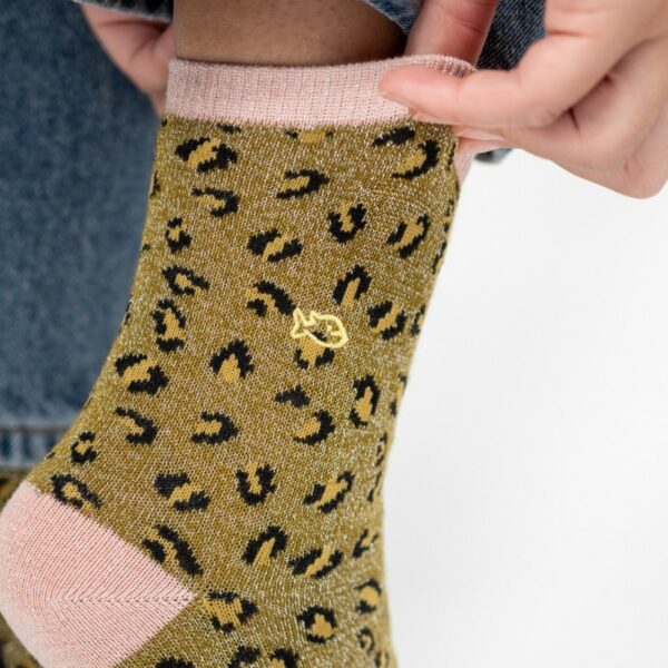 chaussettes-en-coton-peigne-leopard-vert-olive-et-rose (2) Chaussettes en coton peigné léopard - femmes