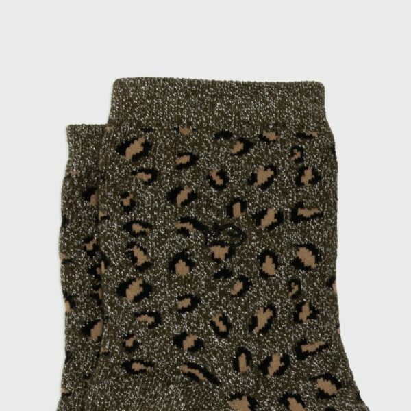 chaussettes-leopard-kaki-et-argent-laine-en-coton-peigne (2) Chaussettes en coton peigné léopard - femmes