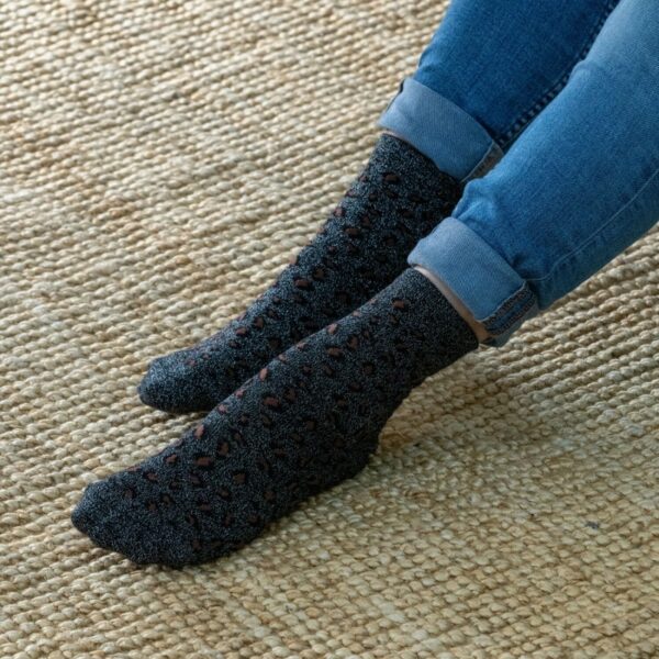 chaussettes-leopard-noires-et-argent-laine-en-coton-peigne (1) Chaussettes en coton peigné léopard - femmes