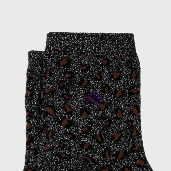 chaussettes-leopard-noires-et-argent-laine-en-coton-peigne (2) Chaussettes en coton peigné léopard - femmes