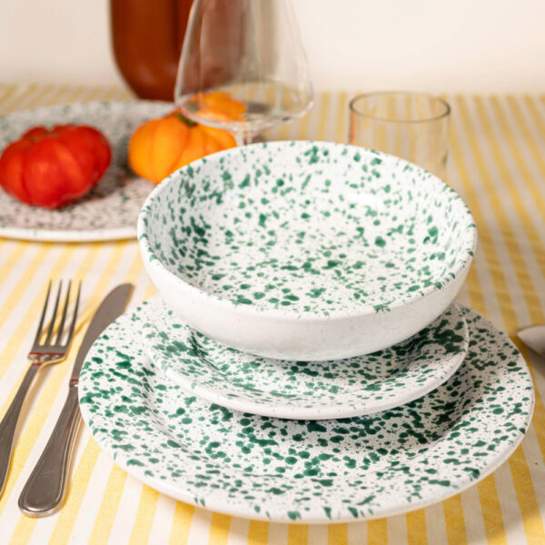 Assiette plate à points verts