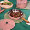 AMBIANCE_INOX_SAUCE VIN ROUGE_HD_01 La Merveilleuse - Poêle en inox 28 cm