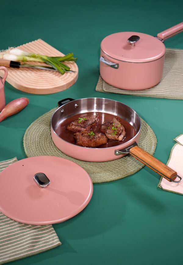 AMBIANCE_INOX_SAUCE VIN ROUGE_HD_01 La Merveilleuse - Poêle en inox 28 cm