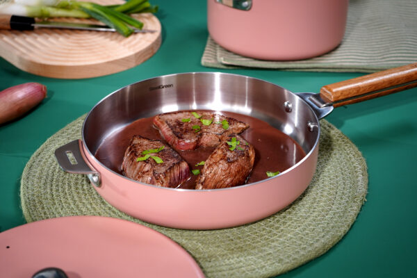 AMBIANCE_INOX_SAUCE VIN ROUGE_HD_02 La Merveilleuse - Poêle en inox 28 cm